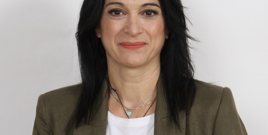 Όλγα Ολλανδεζου: Στις γυναίκες που, παρά τις δυσκολίες, διαμορφώνουν το παρόν και το μέλλον, κρατώντας πάντα μια ανοιχτή αγκαλιά για όλους.
