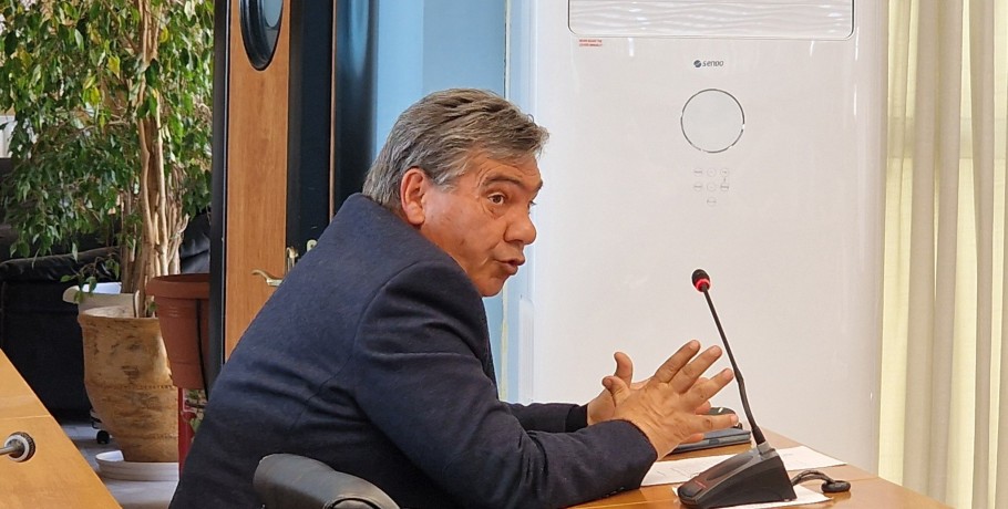 Παρέμβαση Χρήστου Χουρσόγλου στο Δημοτικό Συμβούλιο Αλμωπίας – Ερωτήματα για τη Λουτρόπολη και απουσία ηγεσίας στην ελάσσονα αντιπολίτευση