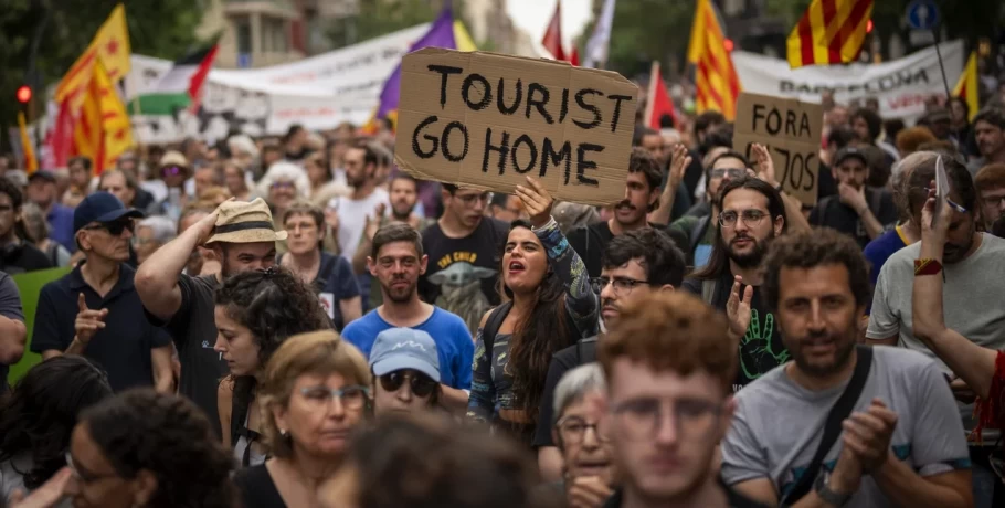Αντιτουριστικό κίνημα: Ξεκίνησαν τις διαδηλώσεις, έκαψαν αμάξια στην Ισπανία, σχεδιάζουν... διεθνή διάσκεψη