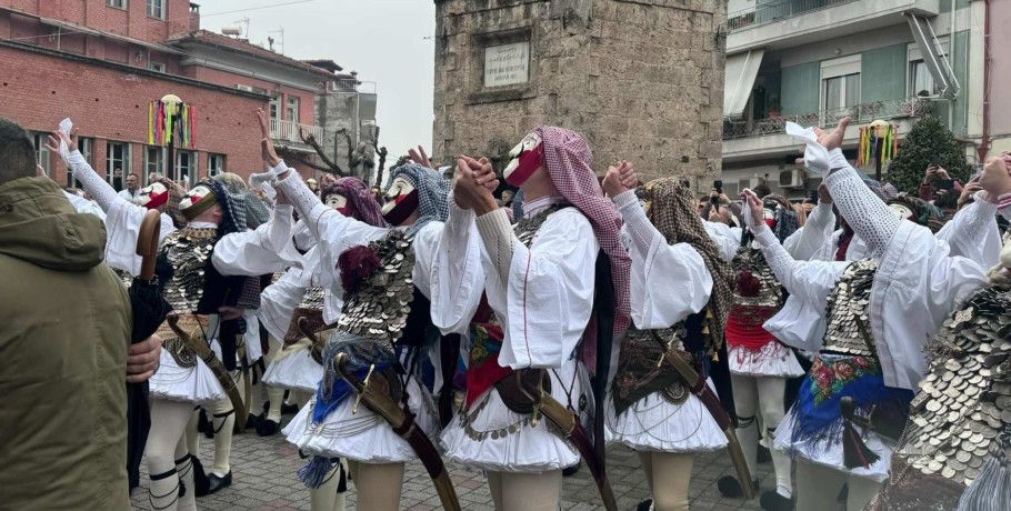 Κορυφώθηκε η Αποκριά της Νάουσας με το δρώμενο «Γενίτσαροι και Μπούλες»
