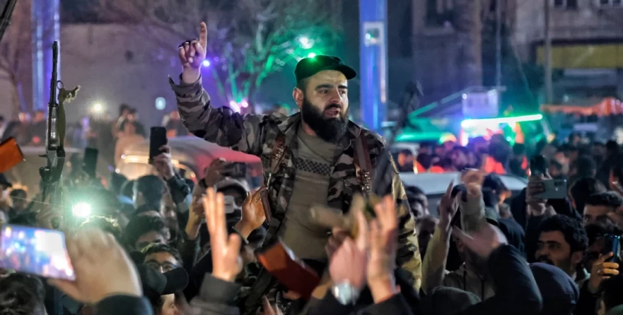 Σφοδρές μάχες στη Συρία μεταξύ μαχητών «πιστών» στον Άσαντ με δυνάμεις ασφαλείας - Πάνω από 70 νεκροί
