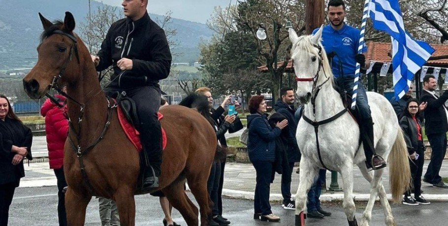Παρέλαση με άλογα στην Αραβησσό για την 25η Μαρτίου