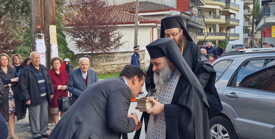 Ο Δήμαρχος Έδεσσας Γιάννης Τσεπκεντζής στην υποδοχή και προσκύνηση των Τιμίων Παθών
