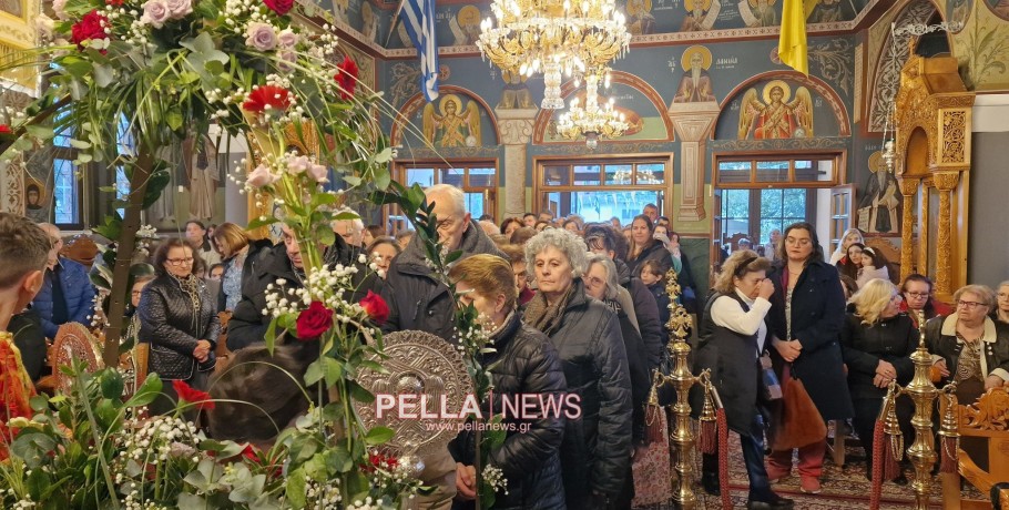 Πλήθος πιστών προσέρχεται για να προσκυνήσει τα Άγια Πάθη στην Έδεσσα