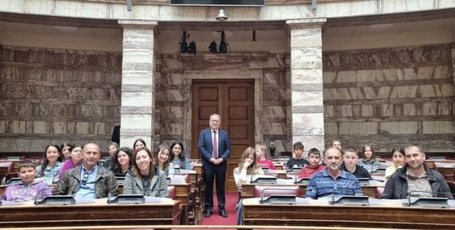 Επίσκεψη μαθητών της Πέλλας στη Βουλή – Θερμή υποδοχή από τον Γιώργο Καρασμάνη