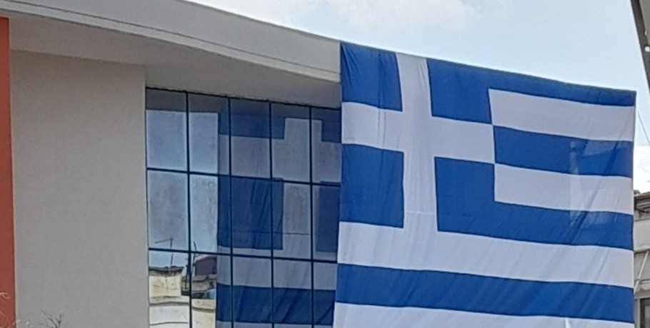 Τα Γιαννιτσά ντύθηκαν στα γαλανόλευκα — Μια τεράστια σημαία κοσμεί το Δημαρχείο με πρωτοβουλία του Στάθη Φουντουκίδη