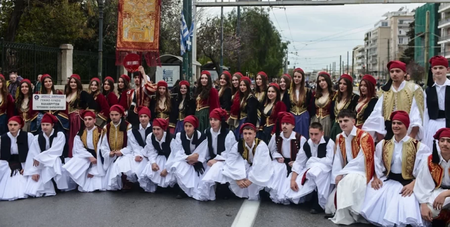 Με χαμόγελα, παραδοσιακές στολές και τη γαλανόλευκη η μαθητική παρέλαση στο κέντρο της Αθήνας