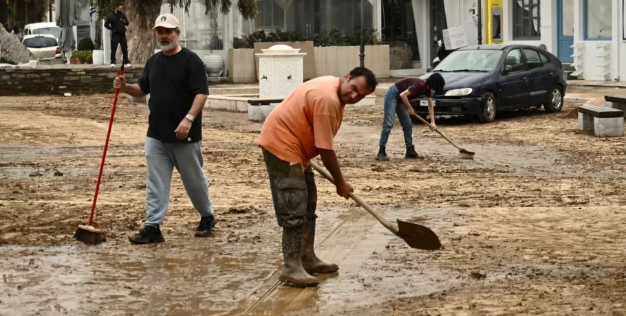 Κακοκαιρία: Πάρος και Μύκονος μετρούν τις πληγές τους