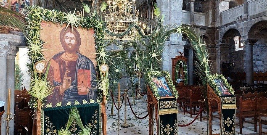 Πάρος, Ι.Ν. Παναγίας Εκατονταπυλιανής: Μεγαλειώδης στολισμός υποδοχής της Κυριακής των Βαΐων – Λαμπρότητα και δέος (Βίντεο)
