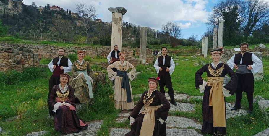 Το τμήμα λαογραφίας και παράδοσης του ΦΣΕ χόρεψε στις ανθισμένες κερασιές