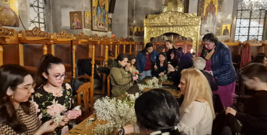 Οι γυναίκες των Γιαννιτσών στολίζουν τον Επιτάφιο με κατάνυξη και πίστη