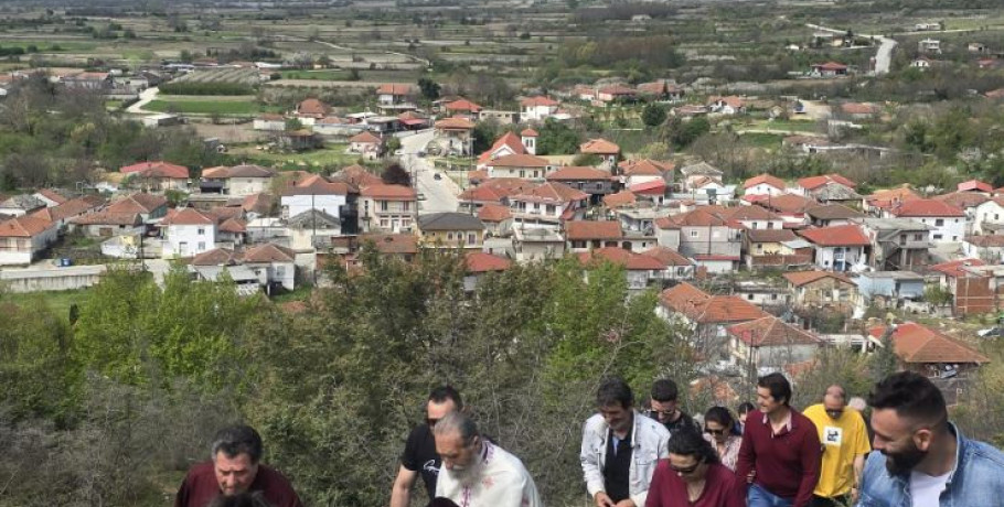 Το έθιμο "Ντουπουκρούτζ" στην Περίκλεια: Ανάβαση στον λόφο και δέηση στον Άγιο Αθανάσιο