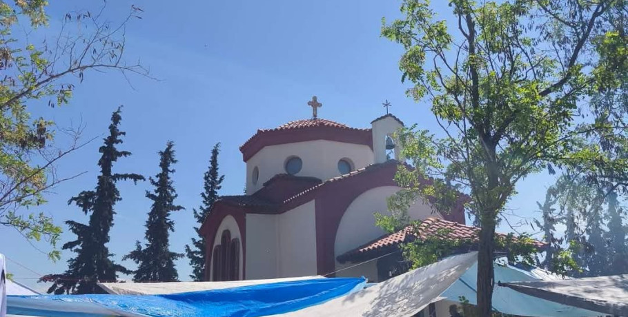 Γιώργος Καρασμάνης: Πρωτομαγιά στο εξωκκλήσι του Αγίου Τρύφωνα στην Πέλλα – Ευχές για χαρά και υγεία