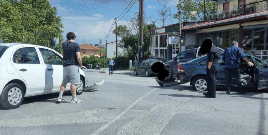 Γιαννιτσά/Σφαγεία: Τροχαίο με "ισχυρό" κραχ που έφερε υλικές ζημιές (pic)