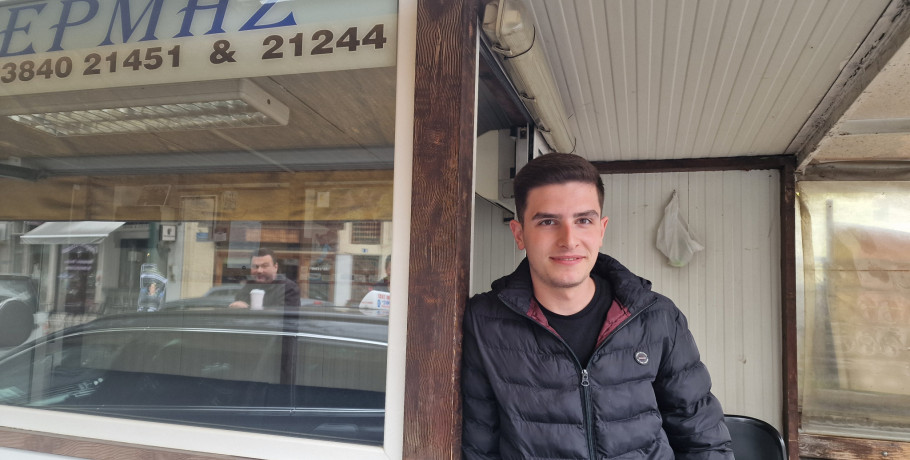 Βασίλης: Ο νεότερος ταξιτζής της Πέλλας στα 21 του χρόνια