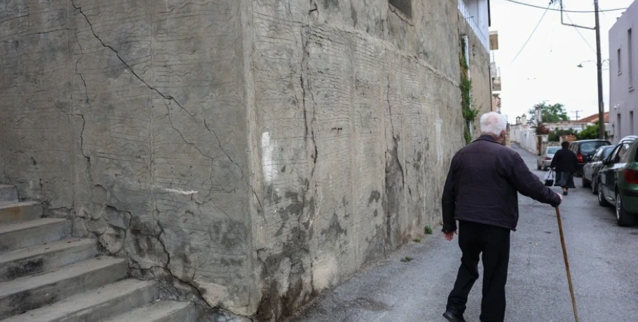 Βούτες: Εκκενώνονται τουλάχιστον τέσσερα σπίτια μετά τις ρηγματώσεις - Η περιοχή θα κηρυχθεί σε κατάσταση έκτακτης ανάγκης, λέει ο Λέκκας