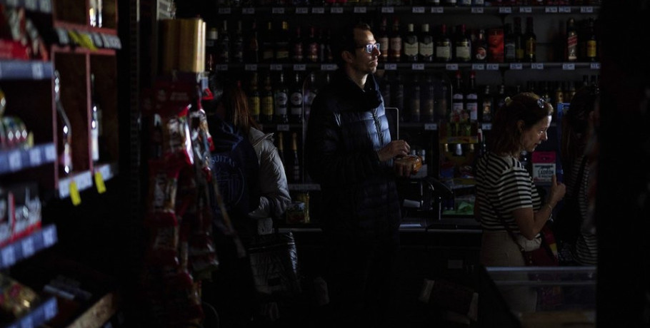 Ισπανία: Πανικός όταν έγινε το μπλακ άουτ -Έτρεξαν με φακούς στα σούπερ μάρκετ και άδειασαν τα ράφια από νερό