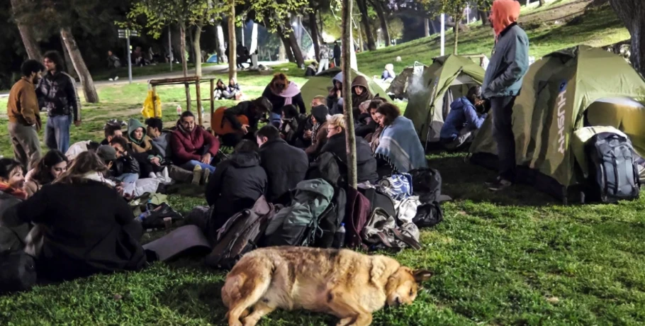 Ξενύχτησαν στην Κωνσταντινούπολη - Φόβοι για ακόμη μεγαλύτερο σεισμό μετά τα 6,2 Ρίχτερ