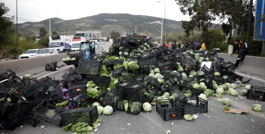 Γέμισε με λάχανα η Αθηνών-Κορίνθου μετά από ανατροπή νταλίκας -Έμεινε κλειστή για πάνω από 4 ώρες