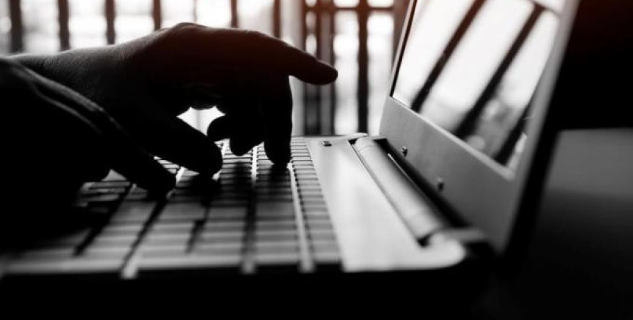 Πεθερά καταγγέλλει τη νύφη της ότι τη χάκαρε – «Διέρρευσε συνομιλίες μου με άλλους άνδρες για να με εκθέσει»