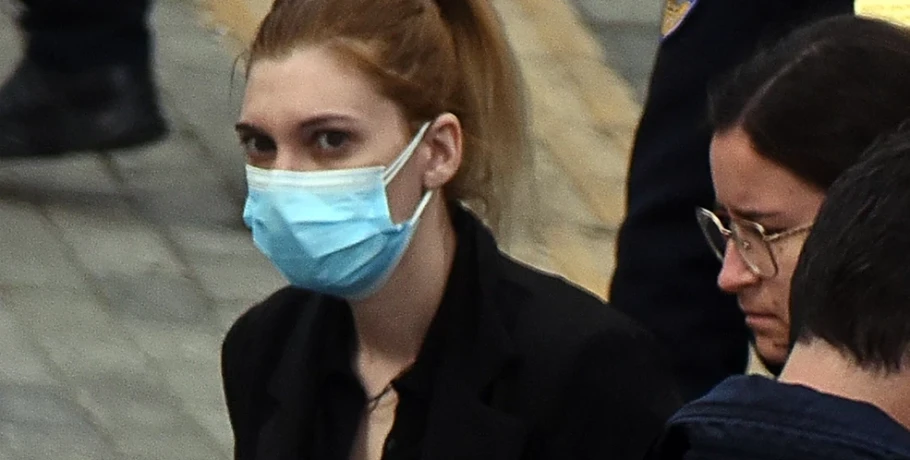 Η Ρούλα Πισπιρίγκου ξανά στο εδώλιο με νέα δικηγόρο: Αναβολή στη δίκη για τη δολοφονία της Τζωρτζίνας