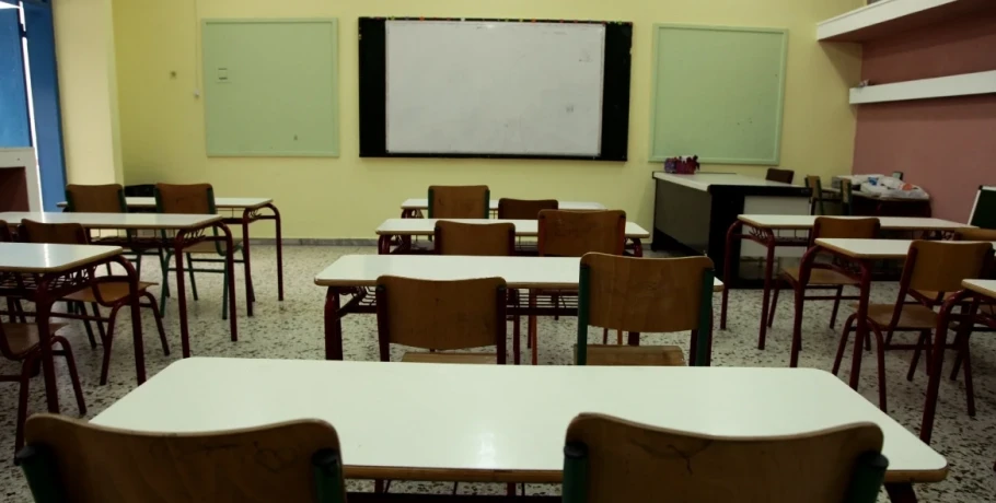 Υπουργείο Παιδείας: Θεσμοθετείται μια επιπλέον ημέρα γονικής άδειας