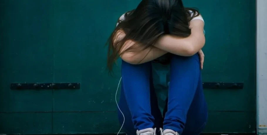 Χειροπέδες σε τρεις ανήλικες που χτύπησαν 14χρονη έξω από Γυμνάσιο στη Θεσσαλονίκη