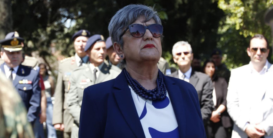 Γιαννιτσά/Σούζη Ζαρογουλίδου: Στεφάνι στο Μνημείο του Β. Ανθόπουλου εκ μέρους της Π.Ο.Π.Σ.