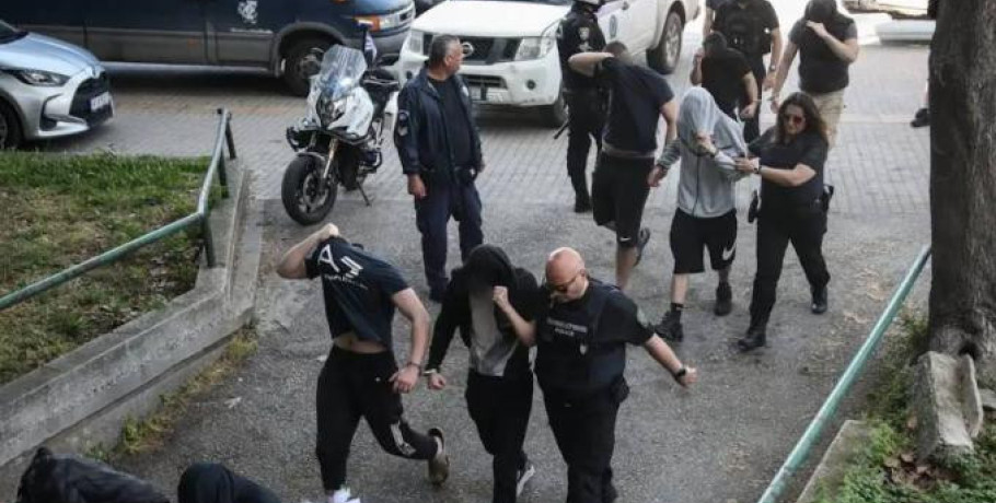 Θεσσαλονίκη: Προφυλακίστηκε ένα μέλος της ακροδεξιάς οργάνωσης – Την Τρίτη απολογούνται άλλοι δύο
