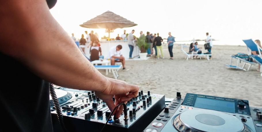 Συλλήψεις για παράνομα beach bar που στα χαρτιά ήταν... καντίνες