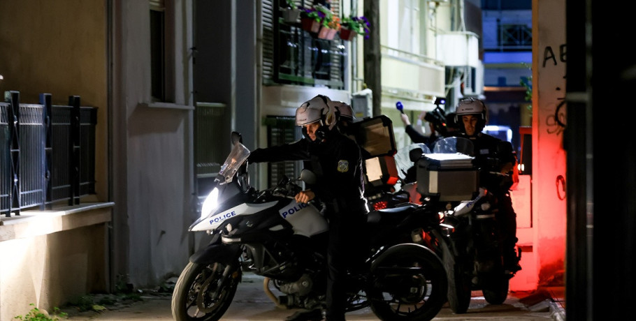 Λάρισα: Η κυνική ομολογία του 21χρονου και η ψυχραιμία του μετά το έγκλημα - Έβγαλε βόλτα τα σκυλιά του αφού σκότωσε τη μητέρα του
