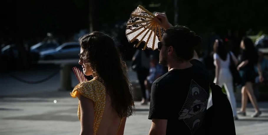 Καιρός: Κορυφώνεται το κύμα ζέστης και σκόνης σήμερα και αύριο - Έρχεται διαταραχή από την Κυριακή