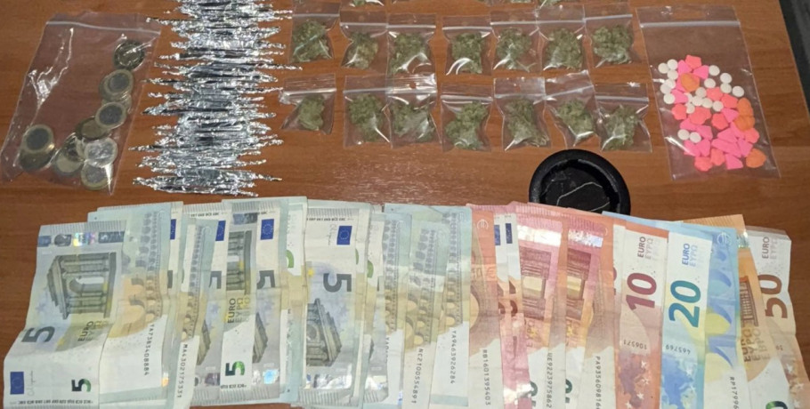Χειροπέδες σε τρεις άντρες για διακίνηση ναρκωτικών έξω από σχολικό συγκρότημα