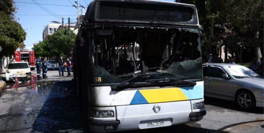 Στις φλόγες τυλίχτηκε λεωφορείο εν κινήσει στο Πανόραμα Θεσσαλονίκης