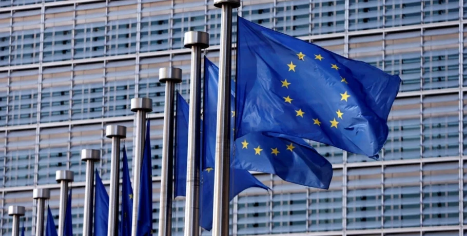 Η ΕΕ ενέκρινε το 17ο πακέτο κυρώσεων κατά της Ρωσίας: Στόχος ο «σκιώδης» στόλος και στρατιωτική βιομηχανία
