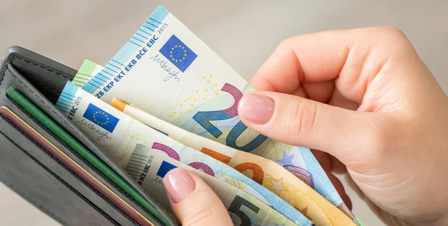 ΕΦΚΑ: Στα 1.457 ευρώ ο μέσος μισθός – Ένα σκαλί πιο κάτω οι αμοιβές των γυναικών