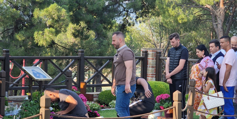 Κοσμοσυρροή στον τάφο του Αγίου Παϊσίου – Ο Αντιδήμαρχος Γιαννιτσών Θανάσης Αδαμάκης με υπομονή στην ουρά για να προσκυνήσει