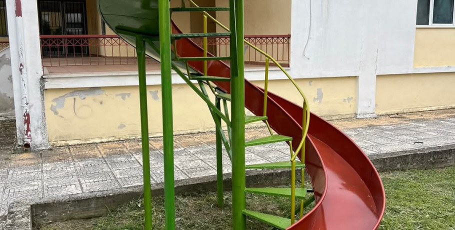 Παρεμβάσεις συντήρησης σε παιδικές χαρές στην Έδεσσα και την Κεδρώνα από τον Βαγγέλη Θωμά