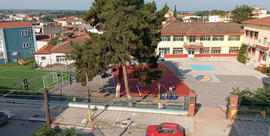 3ο "Αγαθοβούλειο" Δημοτικό Σχολείο Γιαννιτσών: Εφαρμόζεται τάπητας για το γήπεδο μπάσκετ