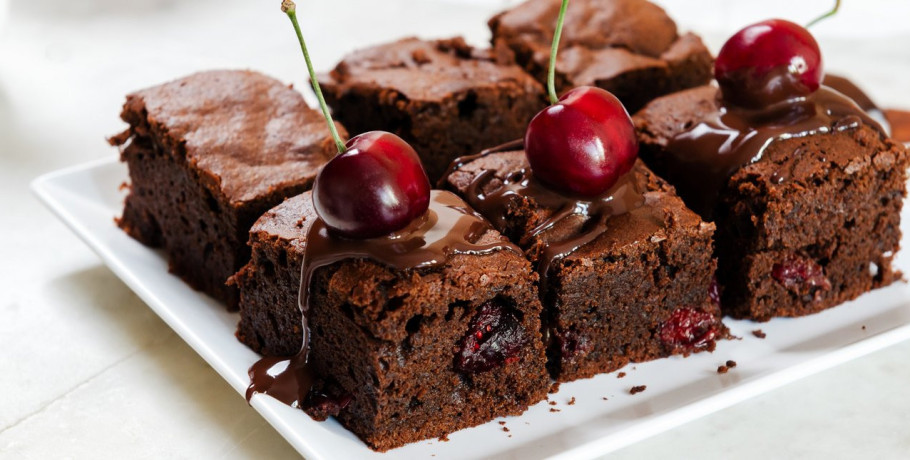 Συνταγή: Ζουμερό brownie με φρέσκα κεράσια