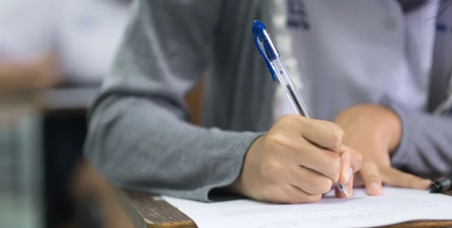 Συνελήφθη διευθύντρια σχολείου μετά από μήνυση γονέα μαθήτριας που φορούσε ακουστικό στις Πανελλήνιες