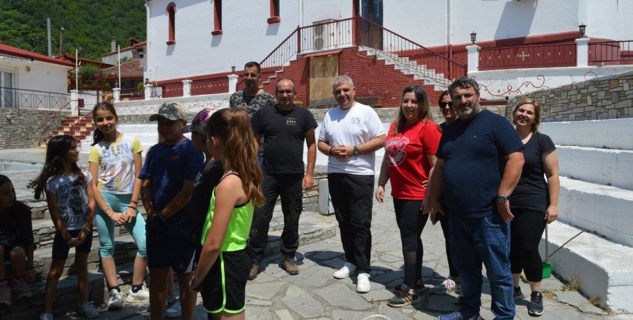 Επίσκεψη του Δημάρχου Αλμωπίας Νίκου Παρούτογλου στους Προμάχους – Στο επίκεντρο η εθελοντική δράση και τα έργα υποδομής