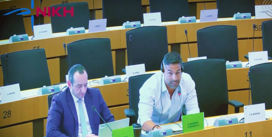 Ο Νίκος Αναδιώτης σε μια ιστορική στιγμή για την Ευρώπη, δίπλα στους συγγενείς των αγνοουμένων της Κύπρου