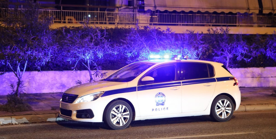 Συγκλονίζει ο αρχιφύλακας που βρήκε το βρέφος στο μπαλκόνι: Ήταν κατακόκκινο από το κλάμα -Χωρίς ρεύμα το σπίτι