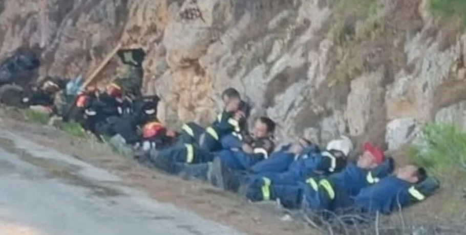 Συγκλονιστική φωτογραφία από τη φωτιά στη Χίο: Πυροσβέστες εξαντλημένοι, έχουν ξαπλώσει στην άκρη του δρόμου