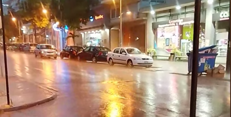 Γιαννιτσά: Ξαφνική καταρρακτώδης βροχή με δυνατές αστραπές!