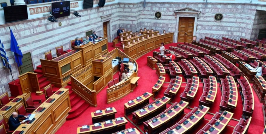 Ξεκινά η «μάχη» στη Βουλή για τα Τέμπη - Τρεις προτάσεις, 14 κάλπες, συμμαχίες-έκπληξη και μυστική ψηφοφορία
