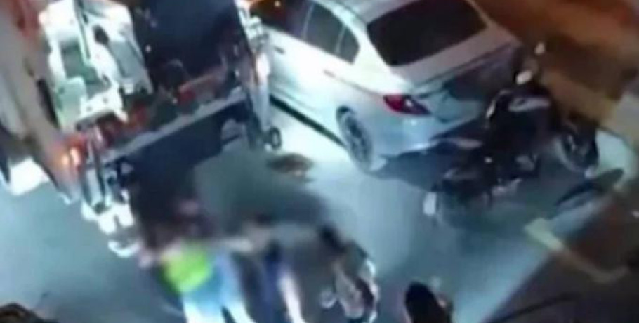 Σοκάρει ο πατέρας του 28χρονου που έδειρε υπάλληλο καθαριότητας και αναζητείται – «Θα πάνε φυλακή τον γιο για 2 ψιλομπουνιές;»