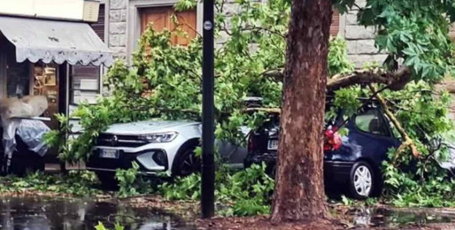 Μετά τον καύσωνα, χαλάζι και νεροποντή στο Μιλάνο: Γυναίκα καταπλακώθηκε από δέντρο