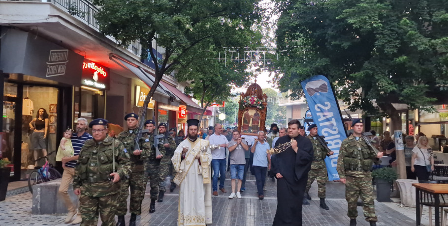 Έδεσσα: Πανηγυρικός Εσπερινός και Πανδήμη Λιτανεία στους δρόμους της πόλης – Η Έδεσσα τίμησε με λαμπρότητα τους Αγίους Αναργύρους